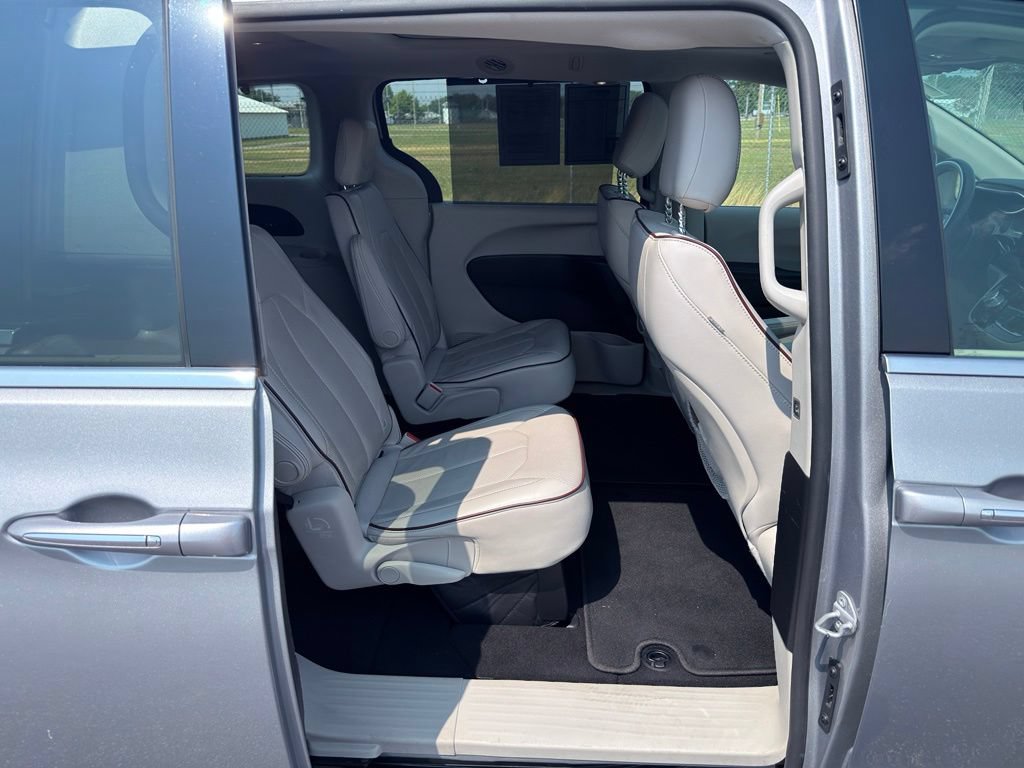 Used 2017 Chrysler Pacifica Limited w/ Advanced Safetytec Group FWD image 32