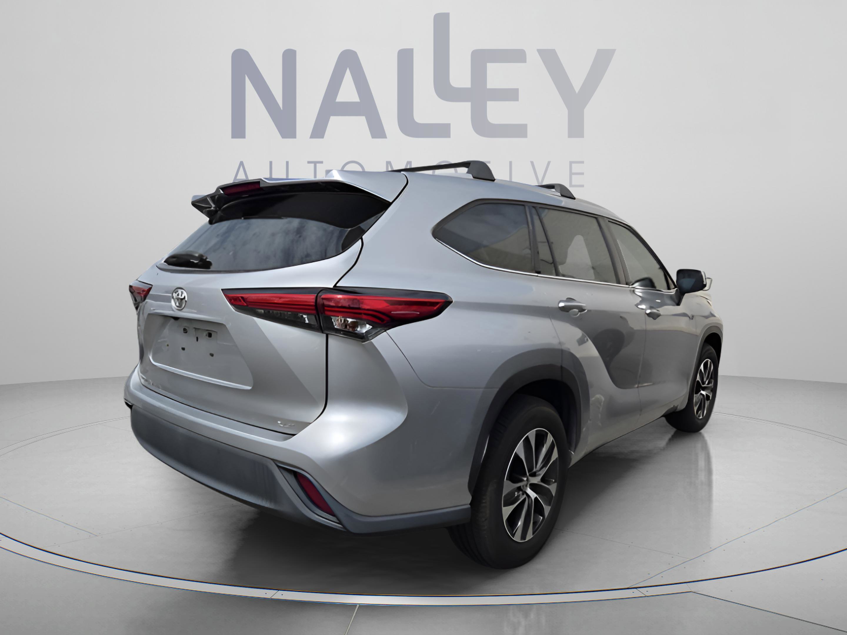 Used 2020 Toyota Highlander XLE image 3