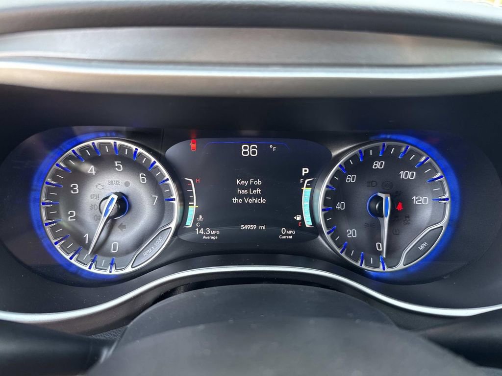 Used 2024 Chrysler Pacifica Touring-L image 39