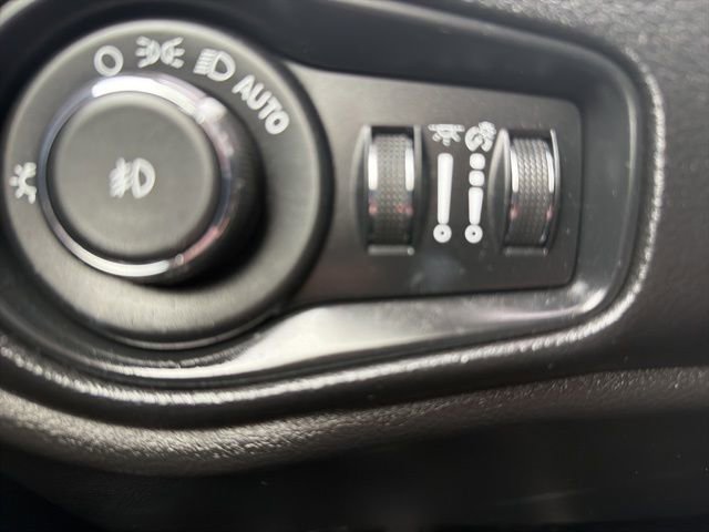 Used 2020 Jeep Renegade Latitude w/ Cold Weather Group image 18