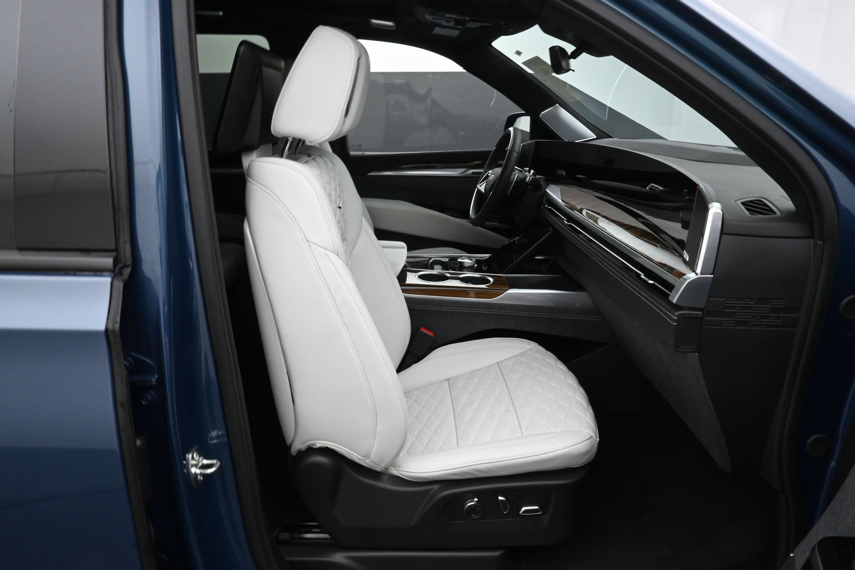 New 2026 Cadillac Escalade Platinum Sport AWD/4WD image 13