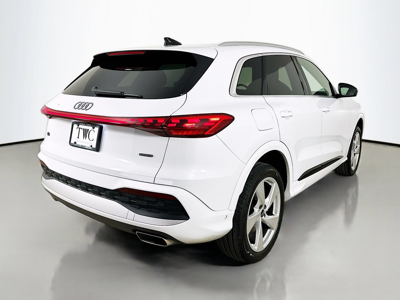 Used 2025 Audi Q5 Premium Plus w/ Premium Plus AWD/4WD image 5
