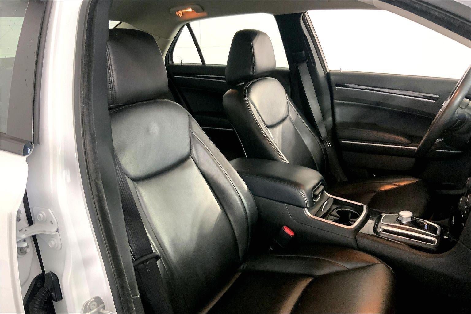 Used 2023 Chrysler 300 Touring w/ Sport Appearance Package RWD image 7