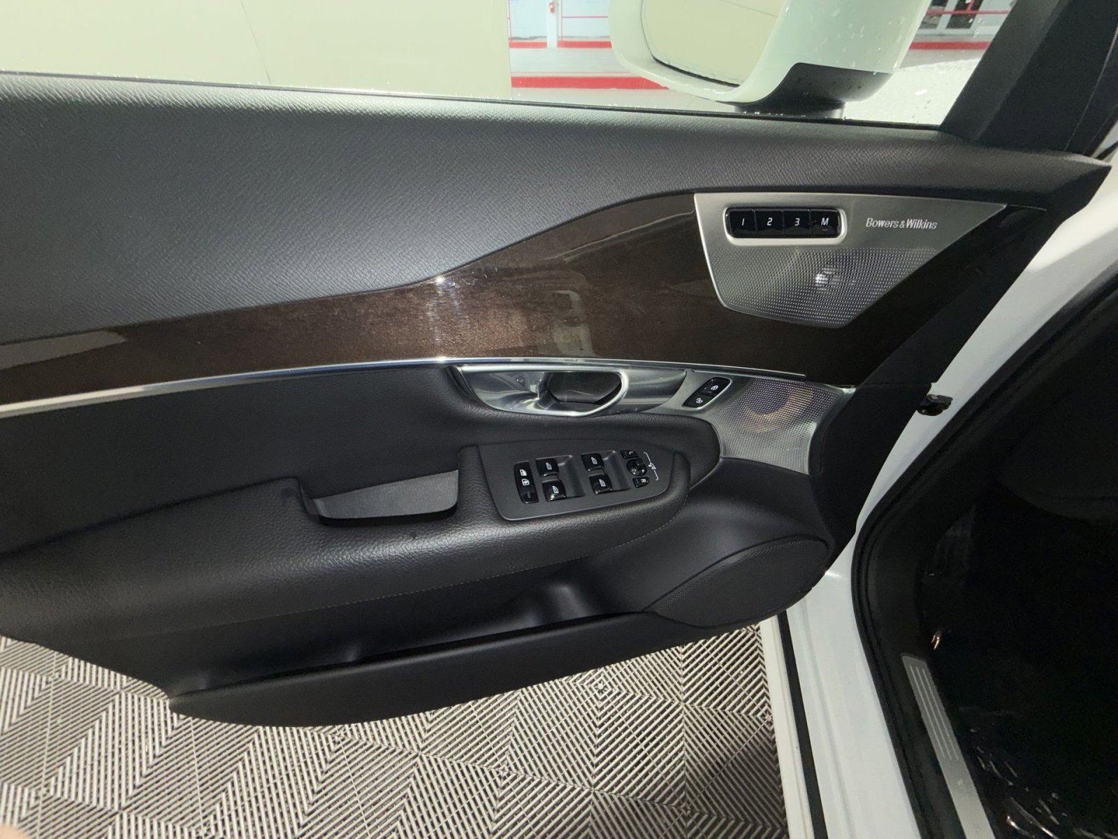 Used 2017 Volvo XC90 T6 Momentum w/ Vision Package image 15