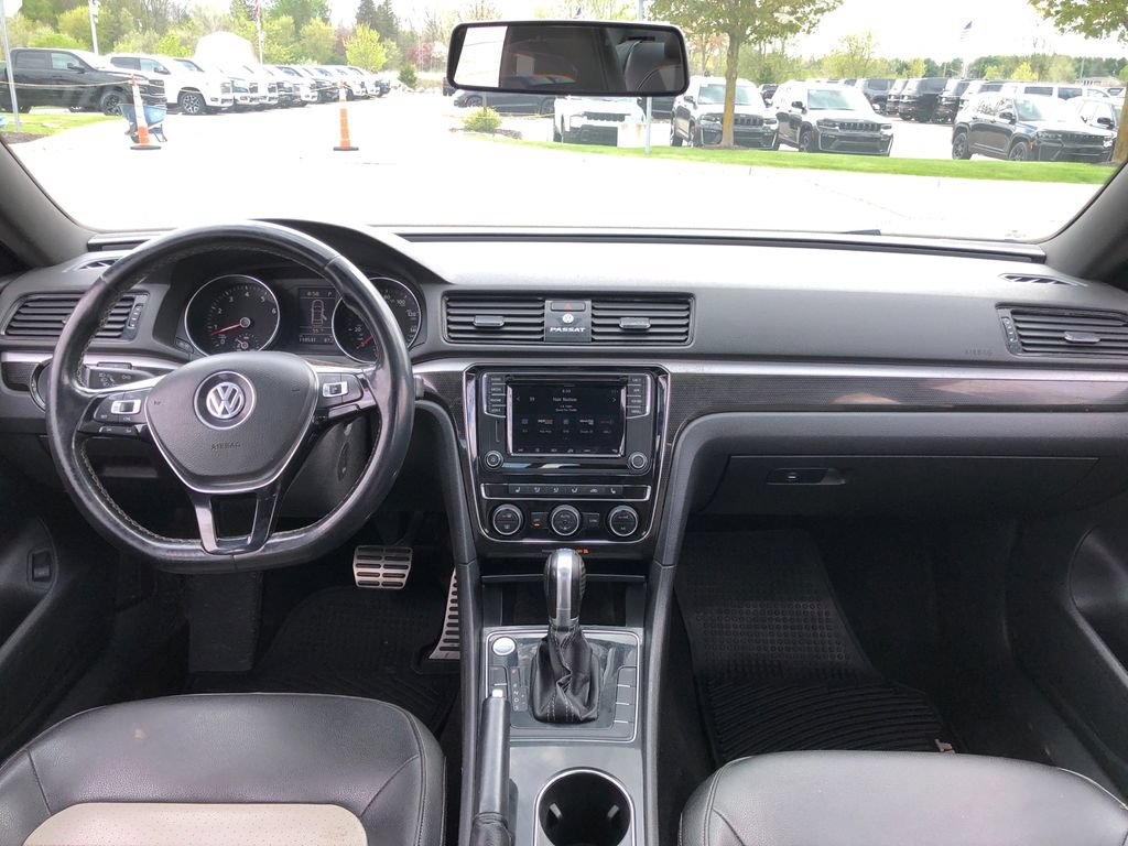 Used 2018 Volkswagen Passat 3.6 FWD image 28