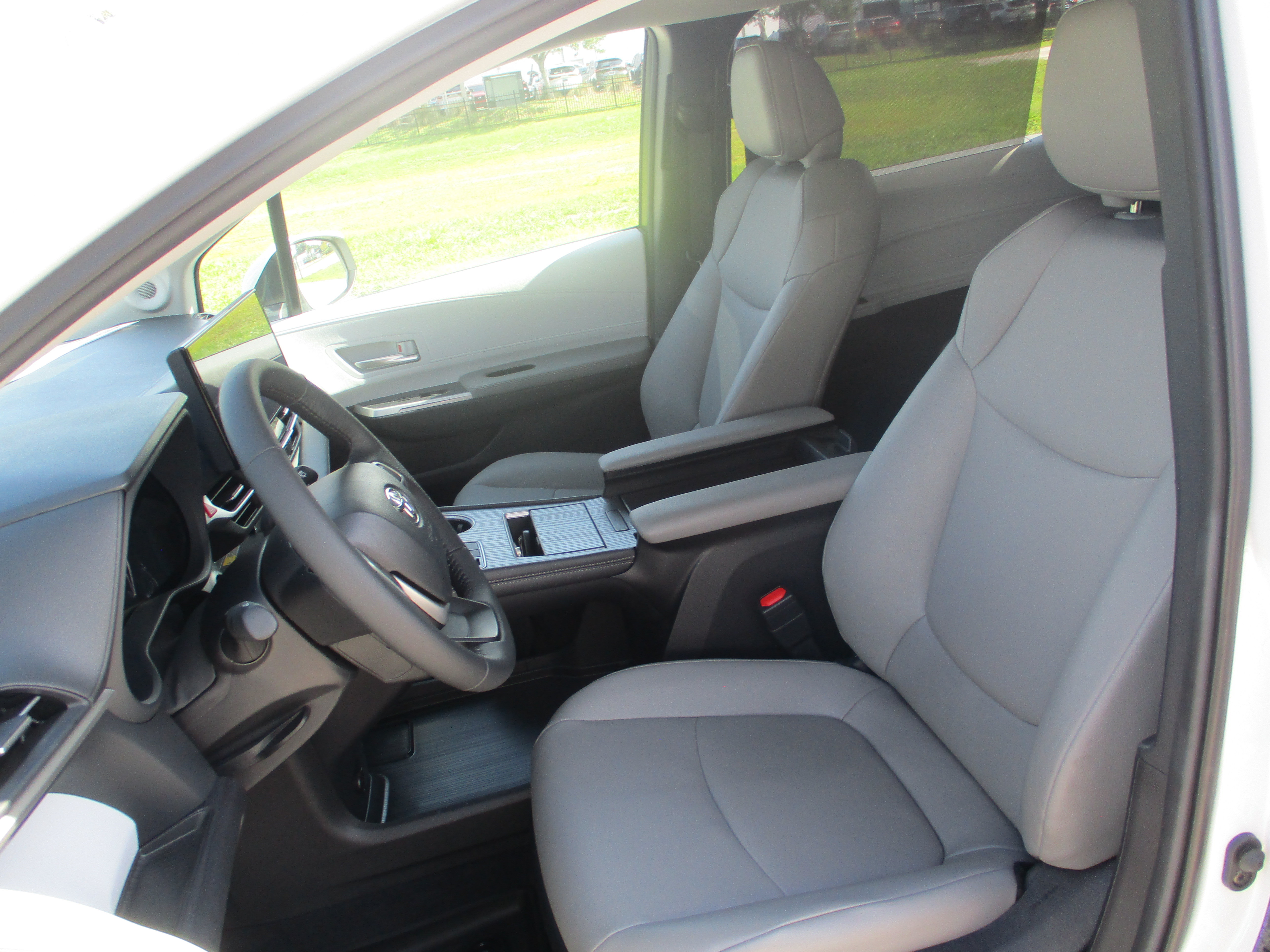 Used 2026 Toyota Sienna XLE FWD image 10
