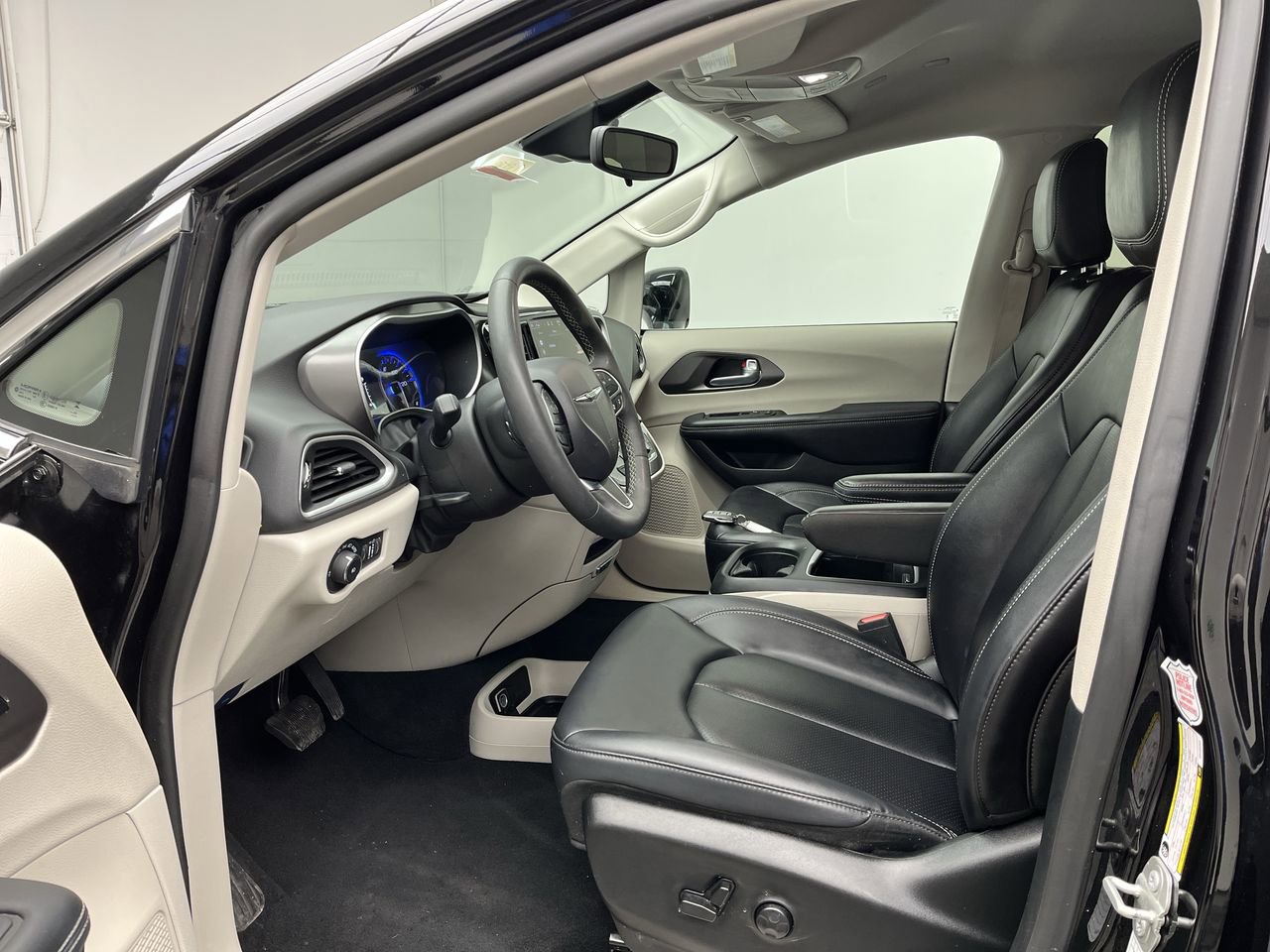 Used 2024 Chrysler Pacifica Touring-L FWD image 3