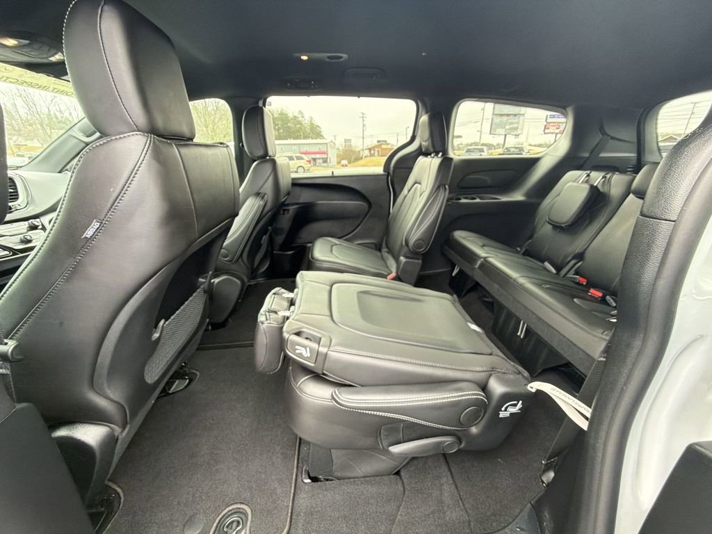 Used 2025 Chrysler Voyager LX FWD image 14