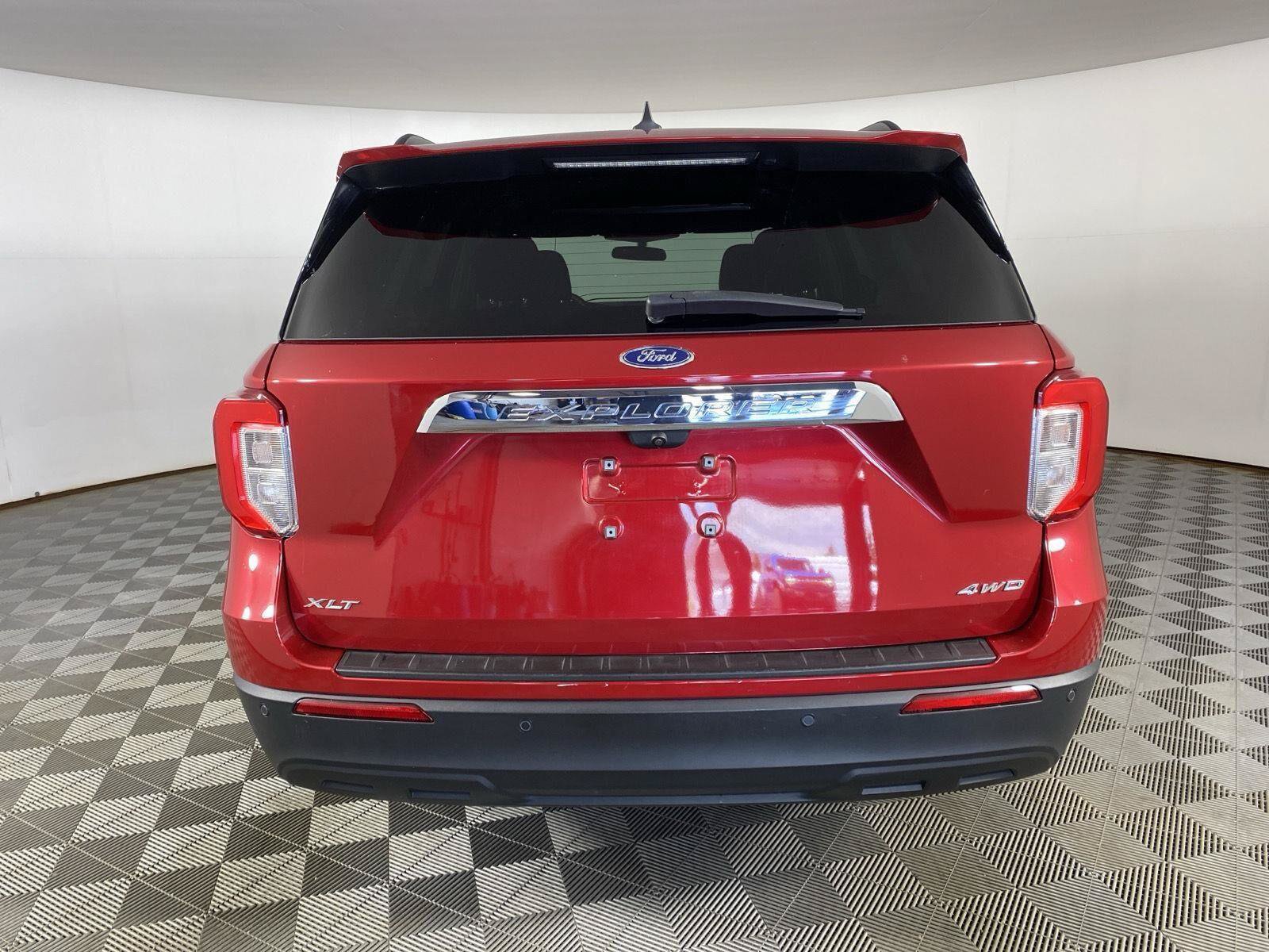 Used 2023 Ford Explorer XLT AWD/4WD image 16