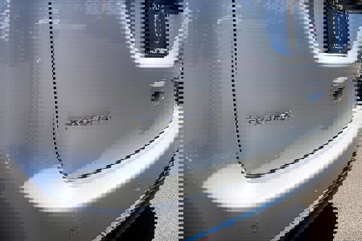 Used 2024 Chrysler Pacifica Touring-L image 8