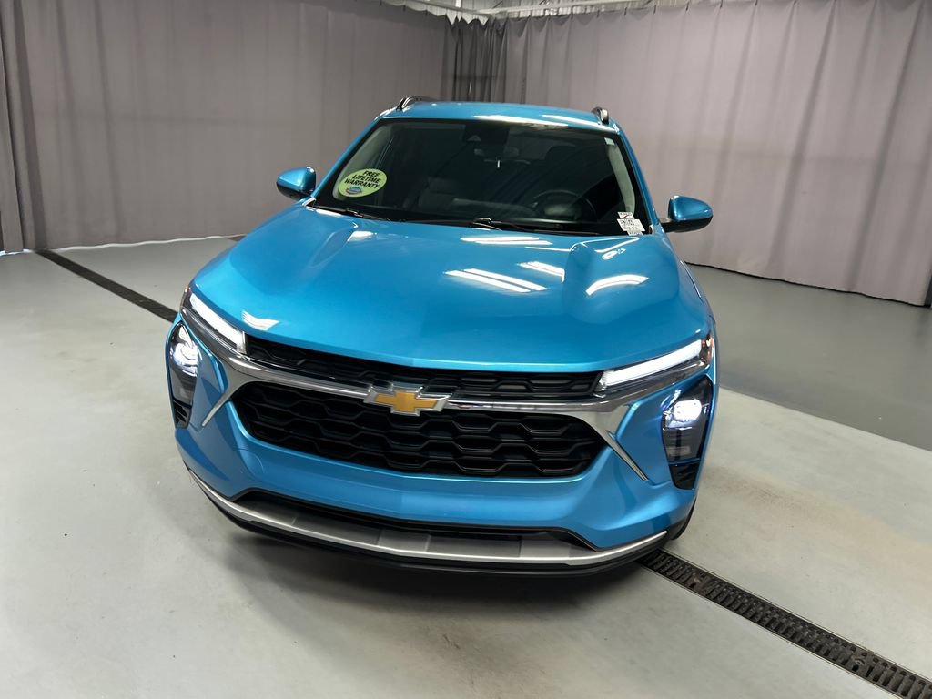 Used 2025 Chevrolet Trax LT w/ Driver Confidence Package FWD image 2