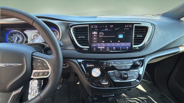 Used 2025 Chrysler Pacifica Select FWD image 11
