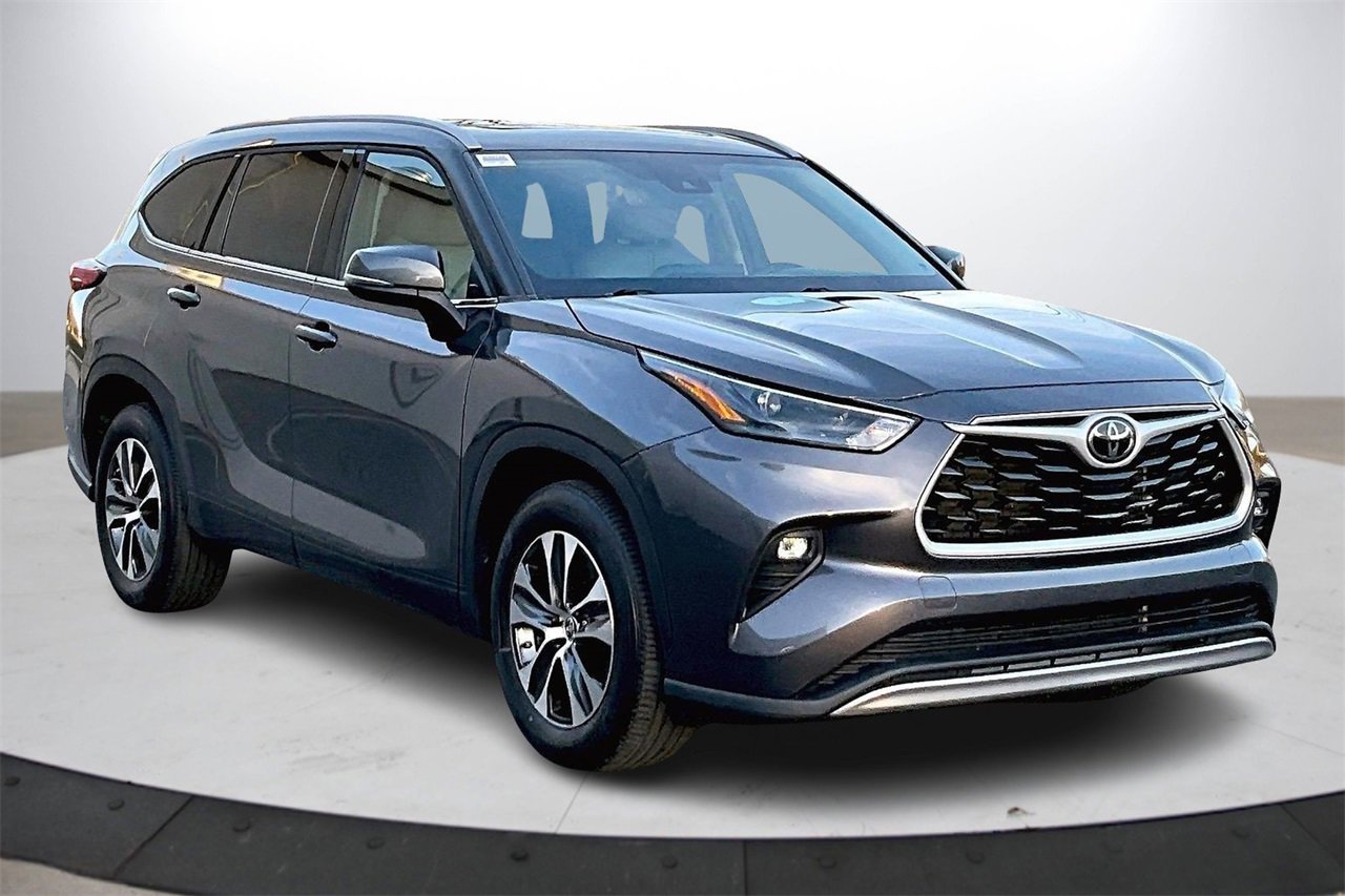 Used 2022 Toyota Highlander XLE image 2