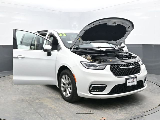 Used 2023 Chrysler Pacifica Touring-L image 35