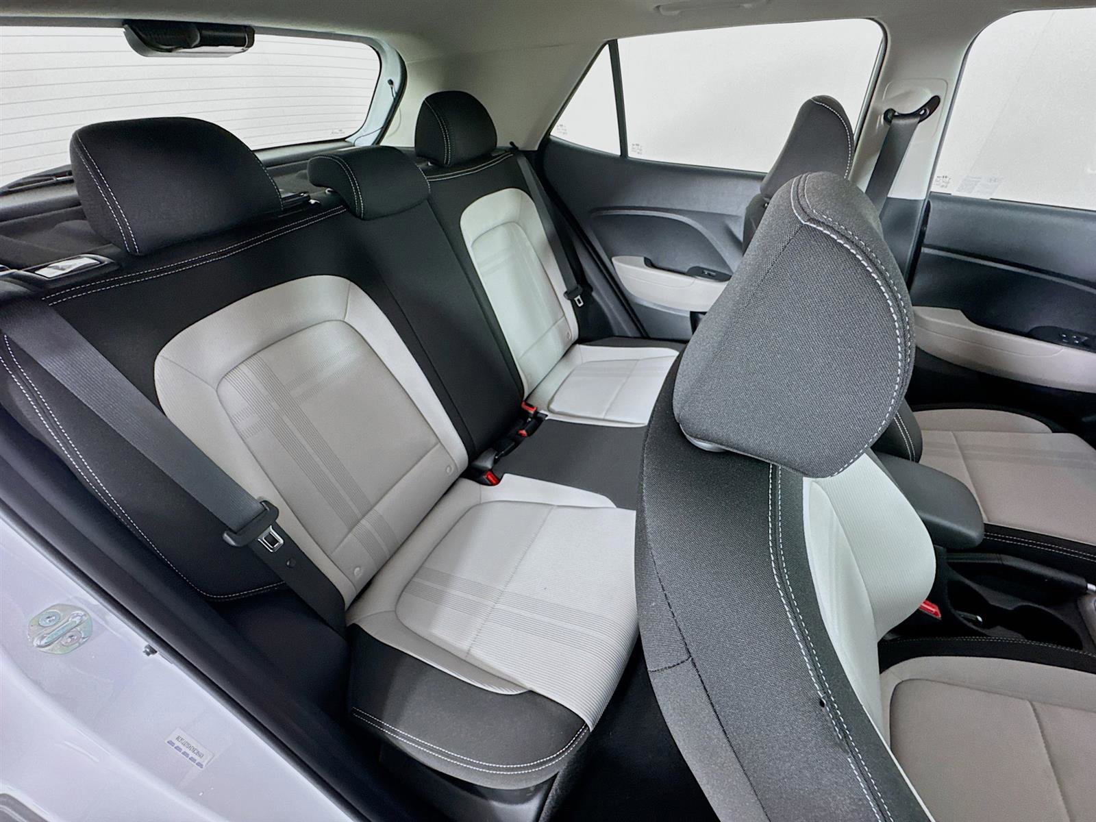 Certified 2025 Hyundai Venue SEL image 25