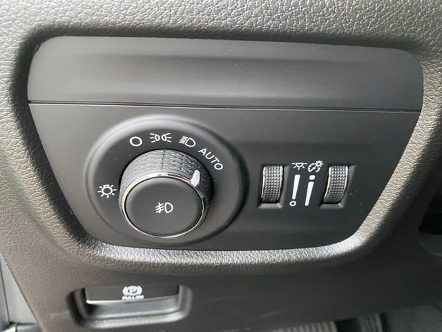 Used 2023 Jeep Grand Cherokee Limited w/ Luxury Tech Group II image 15