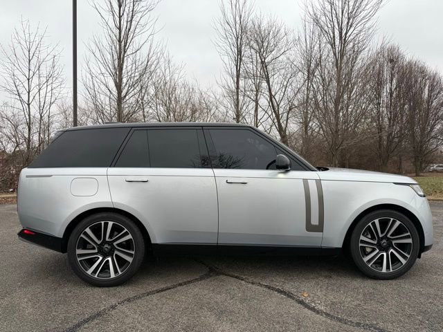 Used 2023 Land Rover Range Rover SE image 2