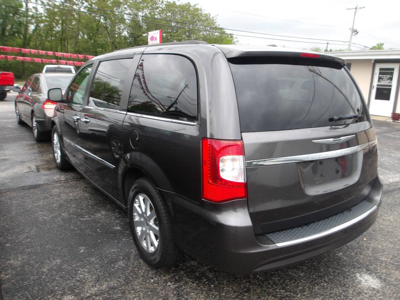 Used 2016 Chrysler Town & Country Touring w/ Driver Convenience Group FWD image 4