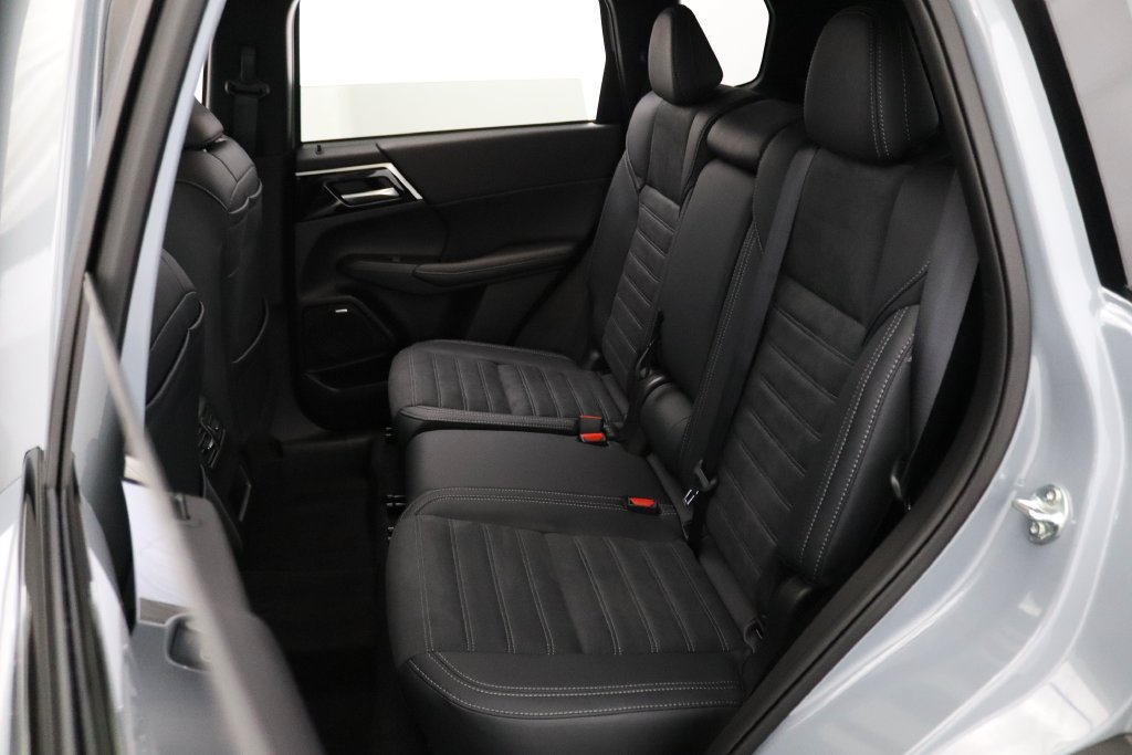 Used 2026 Mitsubishi Outlander AWD image 13