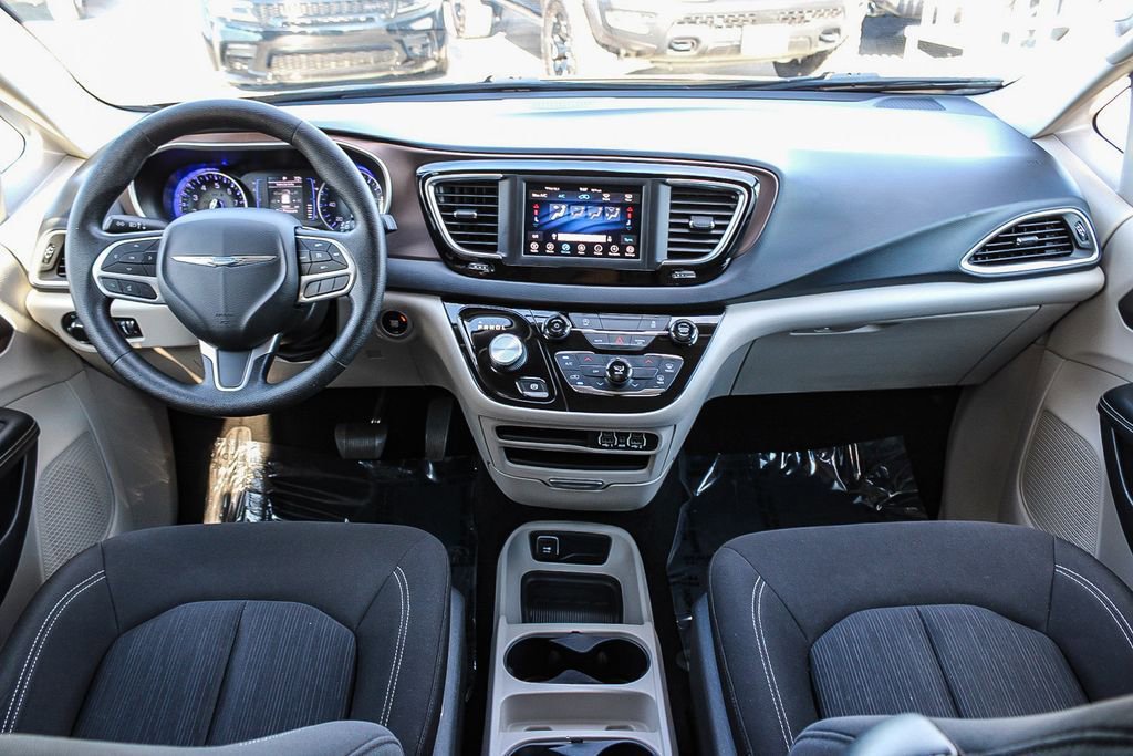 Used 2021 Chrysler Voyager L image 13