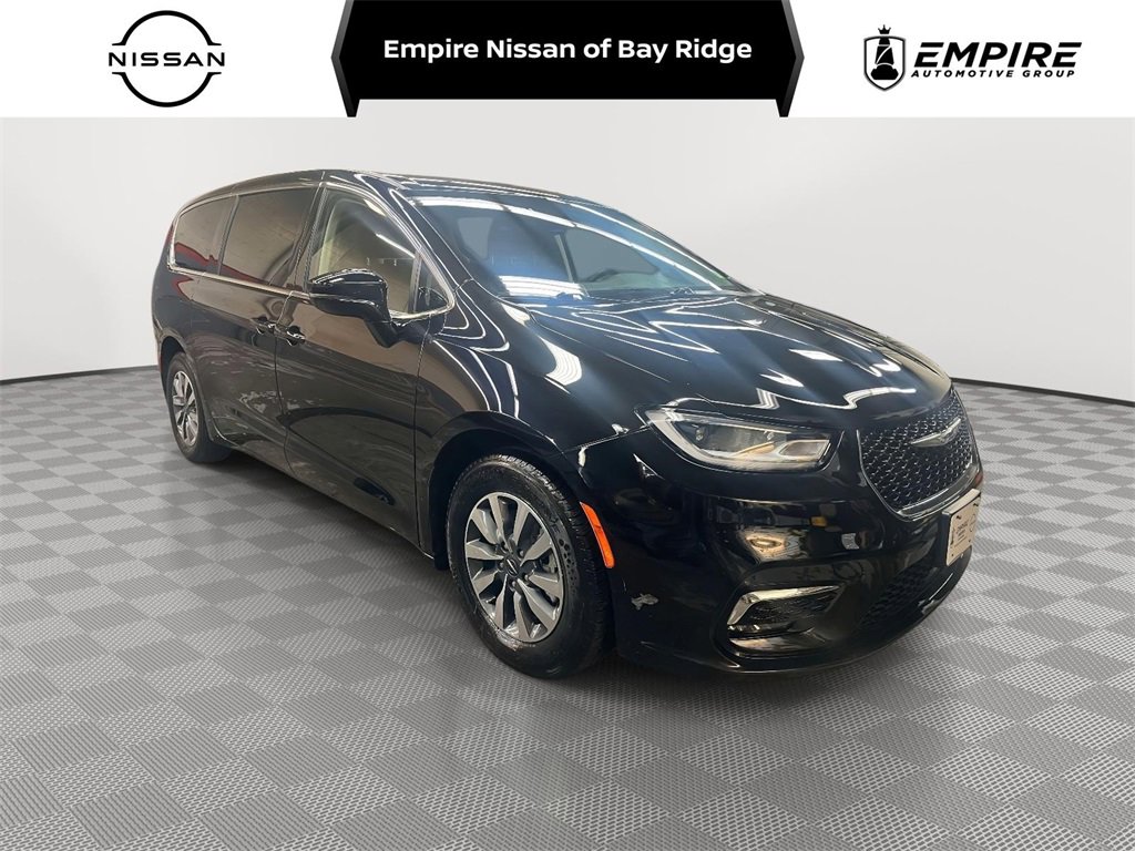 Used 2024 Chrysler Pacifica Select