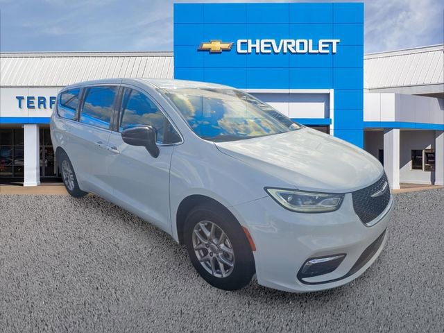 Used 2025 Chrysler Pacifica Select