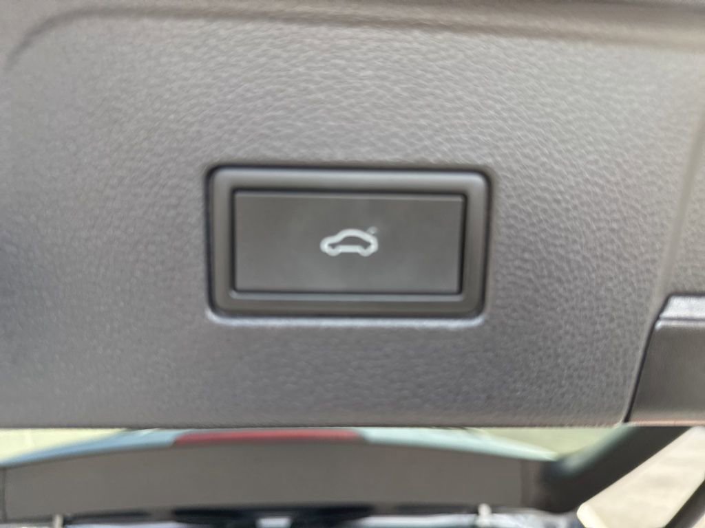 Used 2023 Volkswagen Atlas SEL R-Line image 8