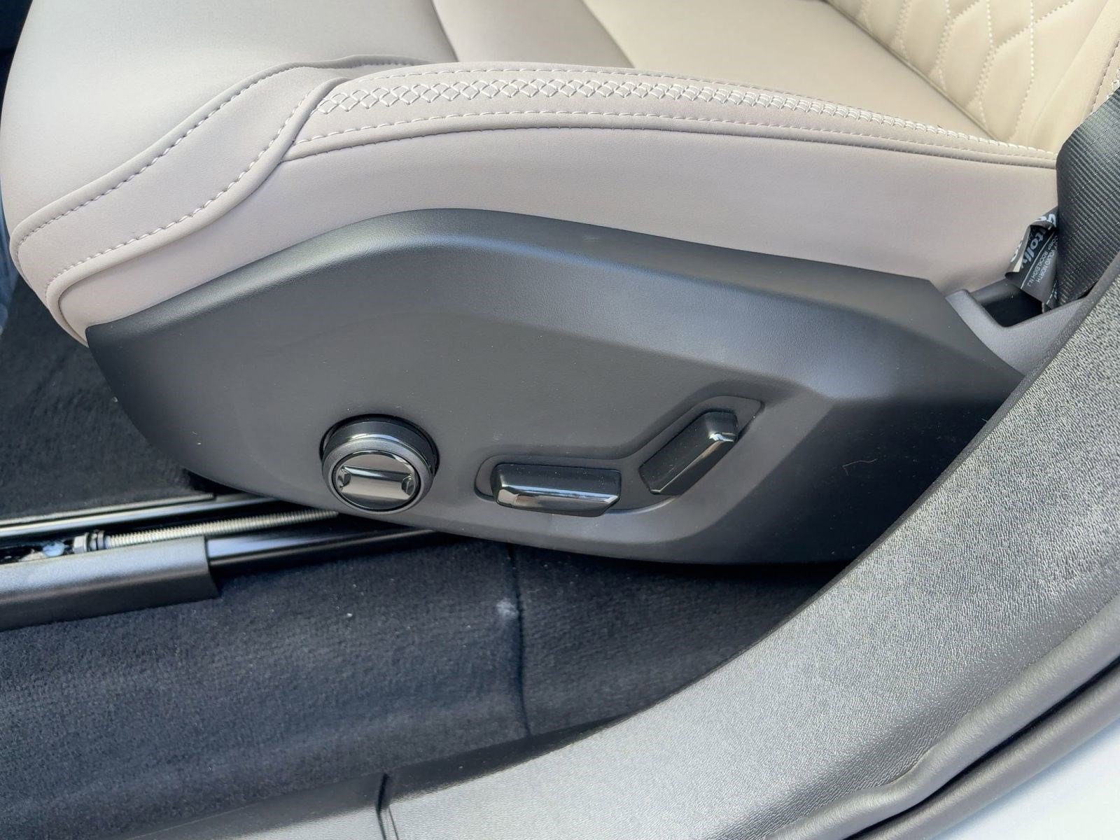 New 2026 Volvo XC90 B6 Plus w/ Protection Package Premier image 12