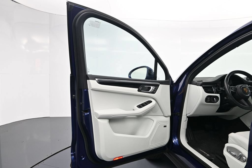 Certified 2024 Porsche Macan AWD/4WD image 16