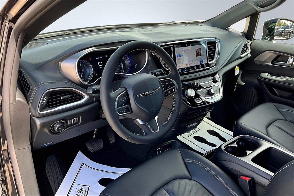 New 2026 Chrysler Pacifica Select image 6