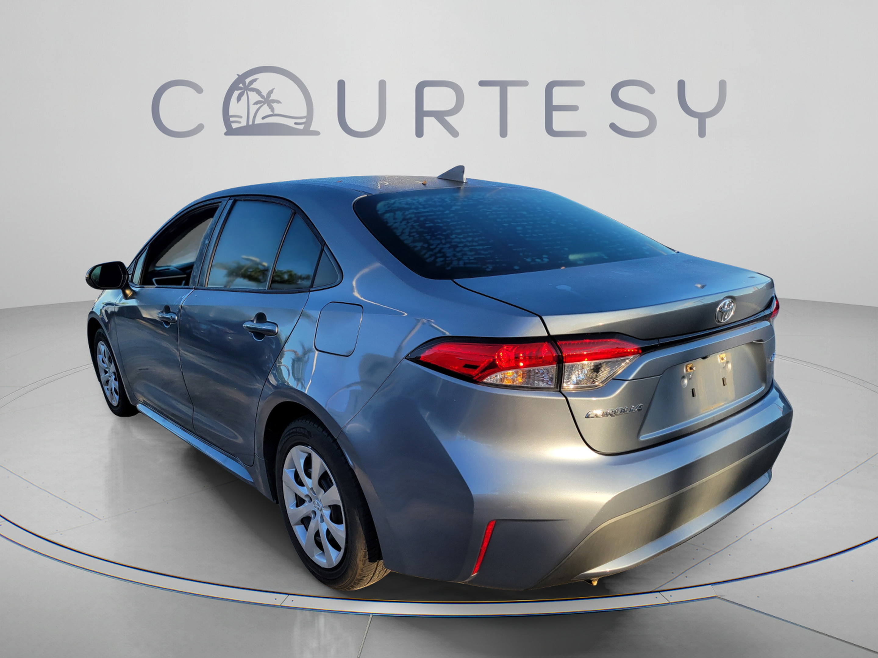 Used 2021 Toyota Corolla LE FWD image 2