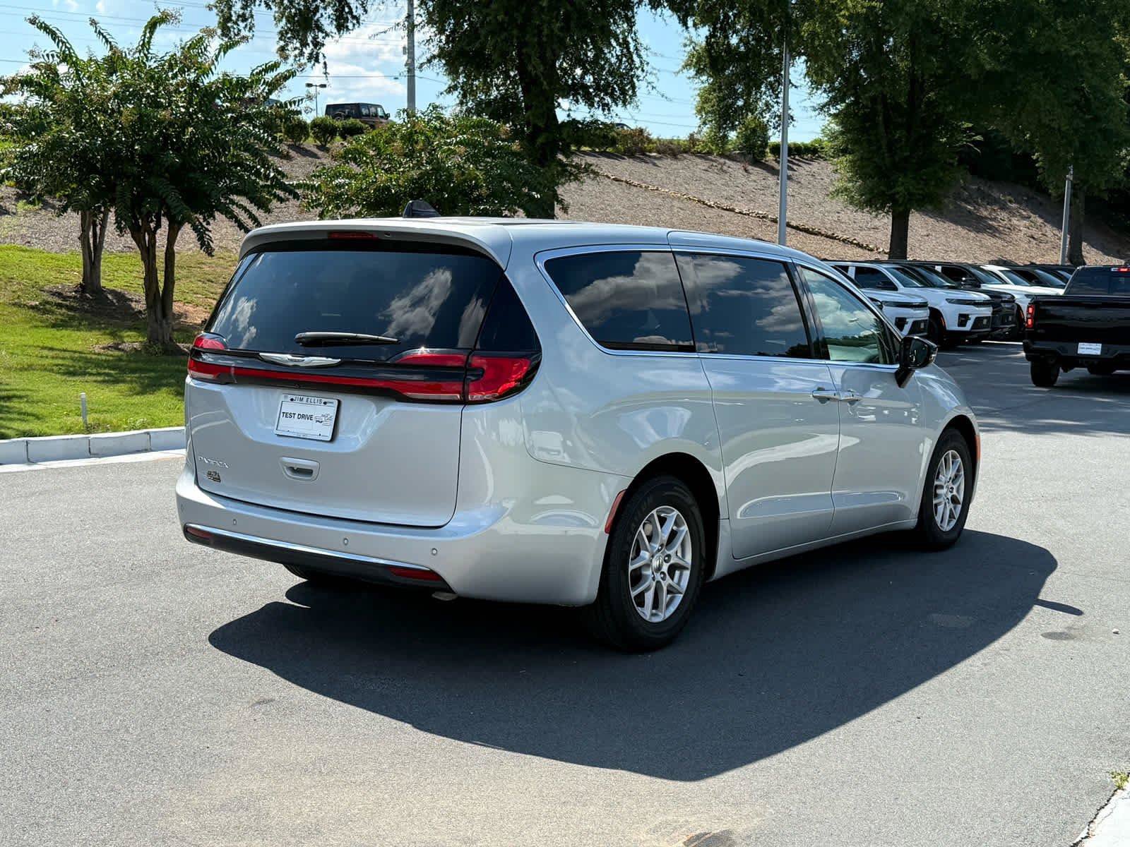 Used 2024 Chrysler Pacifica Touring-L FWD image 5