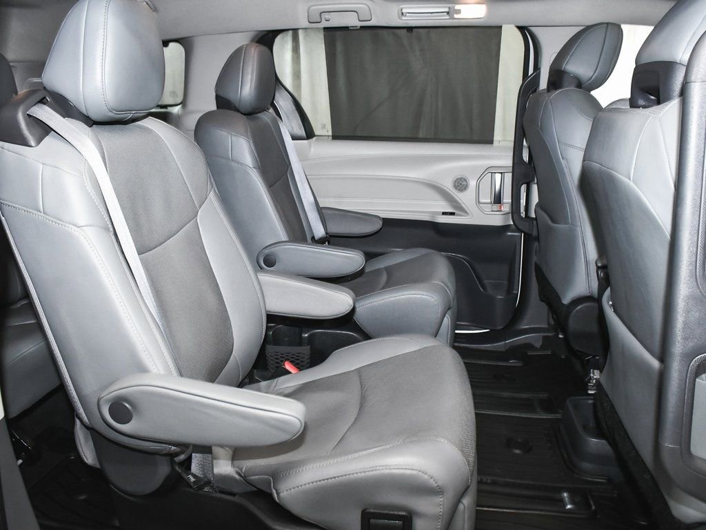 Used 2023 Toyota Sienna Limited image 49