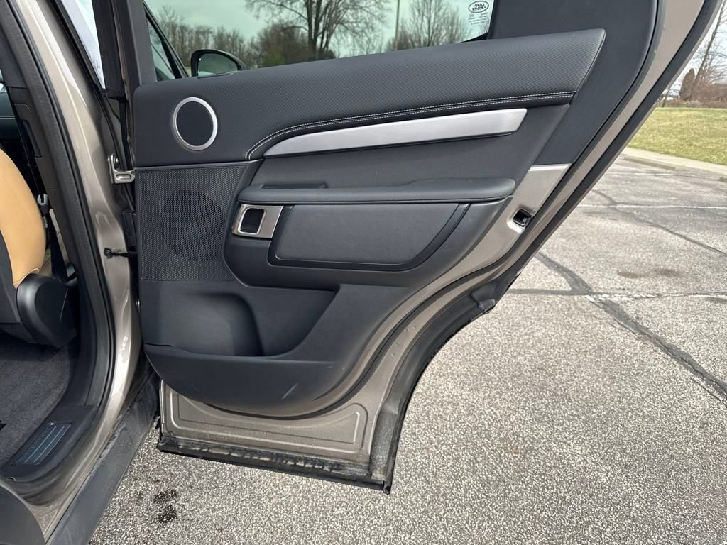 New 2024 Land Rover Discovery Dynamic SE image 17