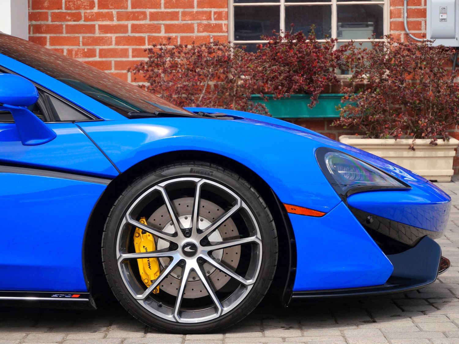 Used 2020 McLaren 570S Spider RWD image 7