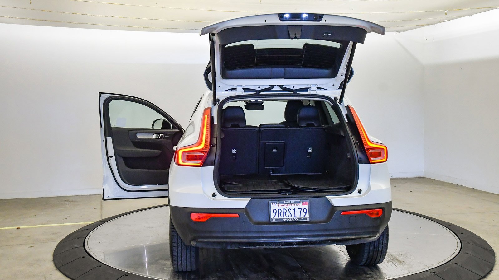 Certified 2025 Volvo XC40 B5 Plus w/ Climate Package image 28