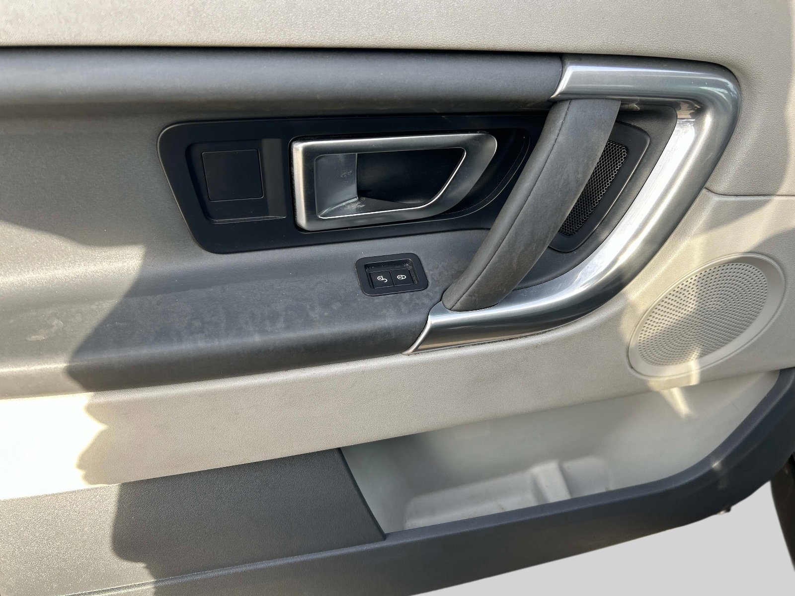 Used 2019 Land Rover Discovery Sport SE image 19