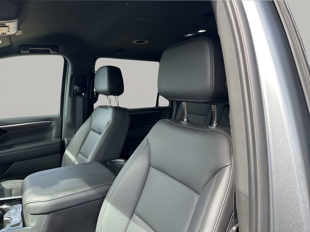 Used 2025 Chevrolet Suburban Z71 image 27
