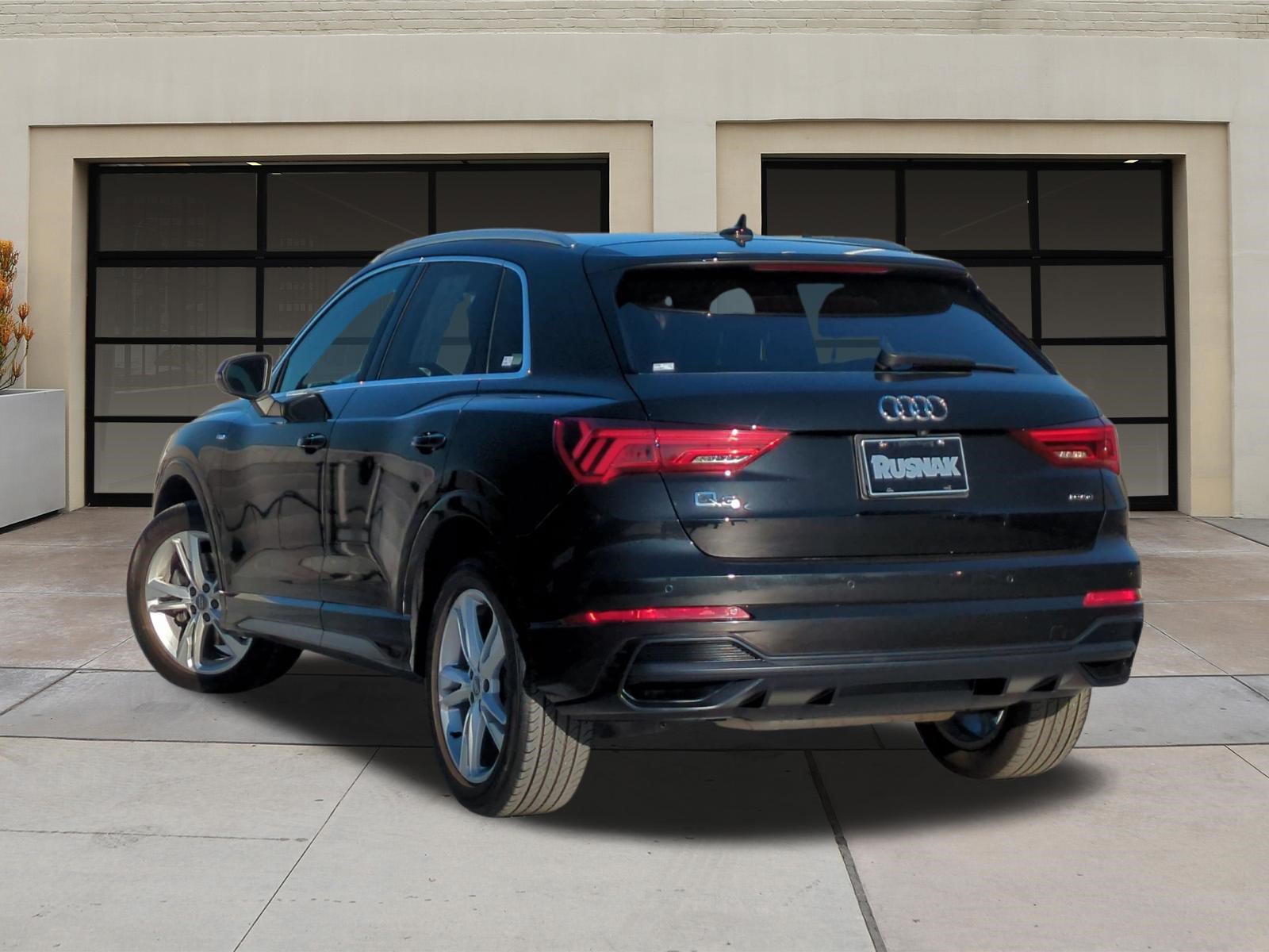 Used 2020 Audi Q3 2.0T Premium w/ Convenience Package AWD/4WD image 2