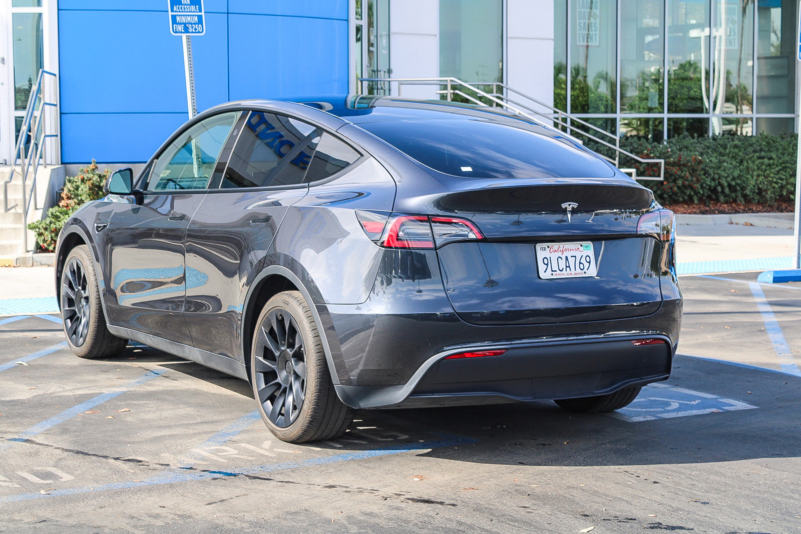 Used 2024 Tesla Model Y Long Range RWD image 7