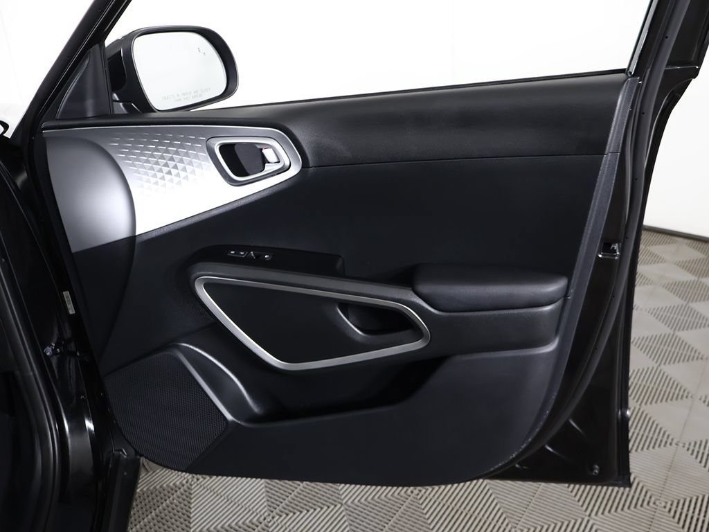 Used 2025 Kia Soul LX w/ LX Technology Package FWD image 22
