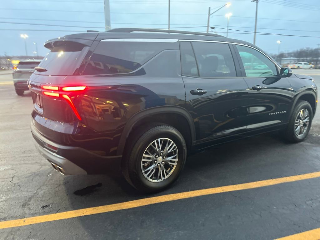 Used 2025 Chevrolet Traverse LT image 4