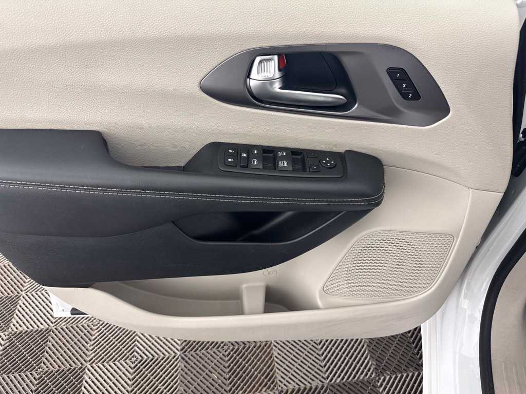 Used 2023 Chrysler Pacifica Touring-L FWD image 20