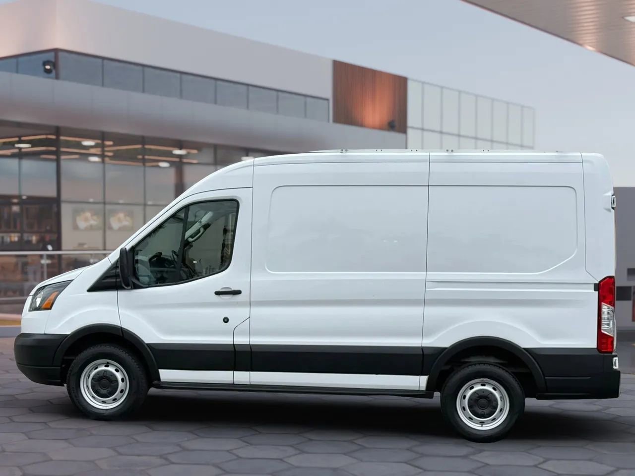 Used 2019 Ford Transit 250 130 Medium Roof RWD image 3