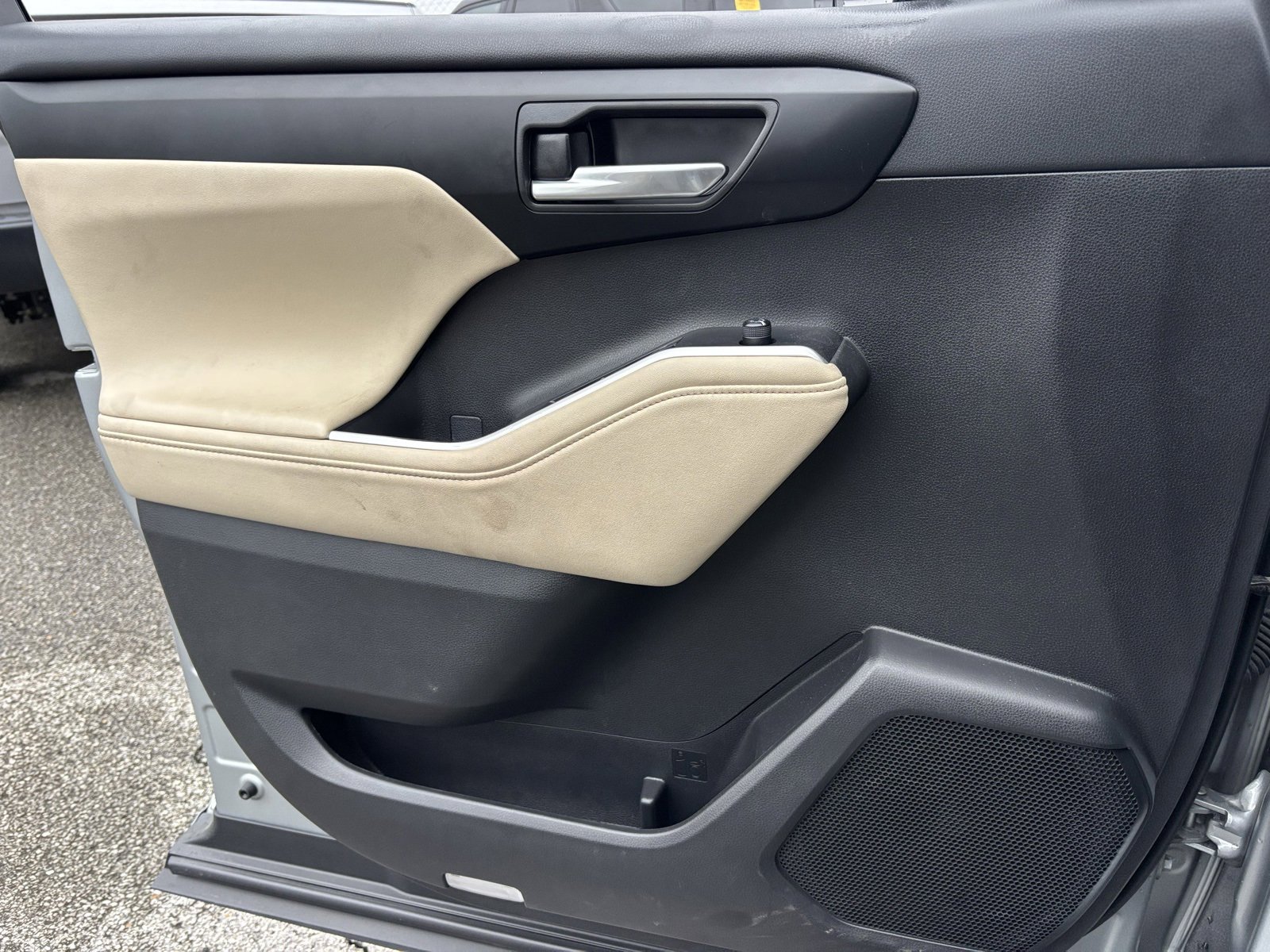 Used 2025 Toyota Highlander XLE image 7