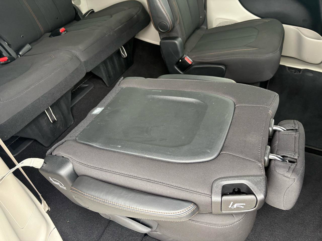 Used 2020 Chrysler Pacifica Touring w/ Advanced Safetytec Group FWD image 47