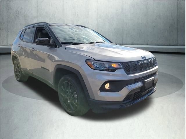 Used 2024 Jeep Compass Latitude w/ Sun and Sound Group AWD/4WD image 9