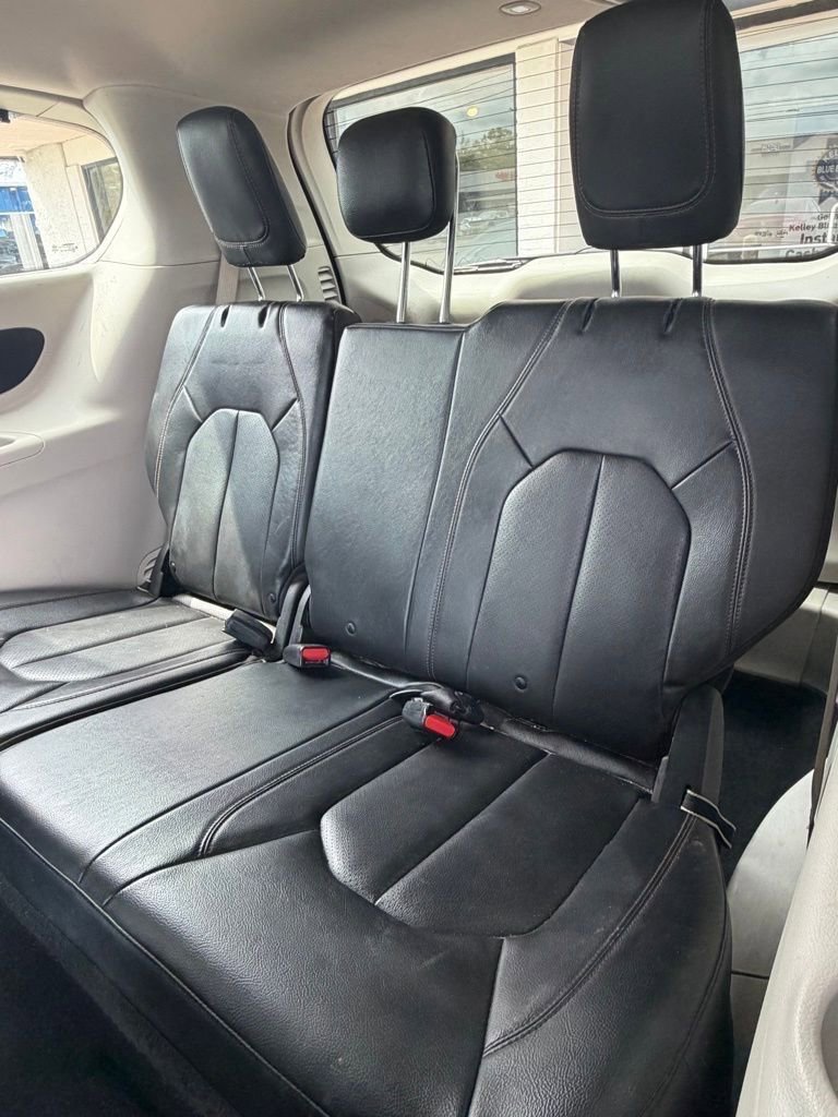 Used 2019 Chrysler Pacifica Touring-L image 11