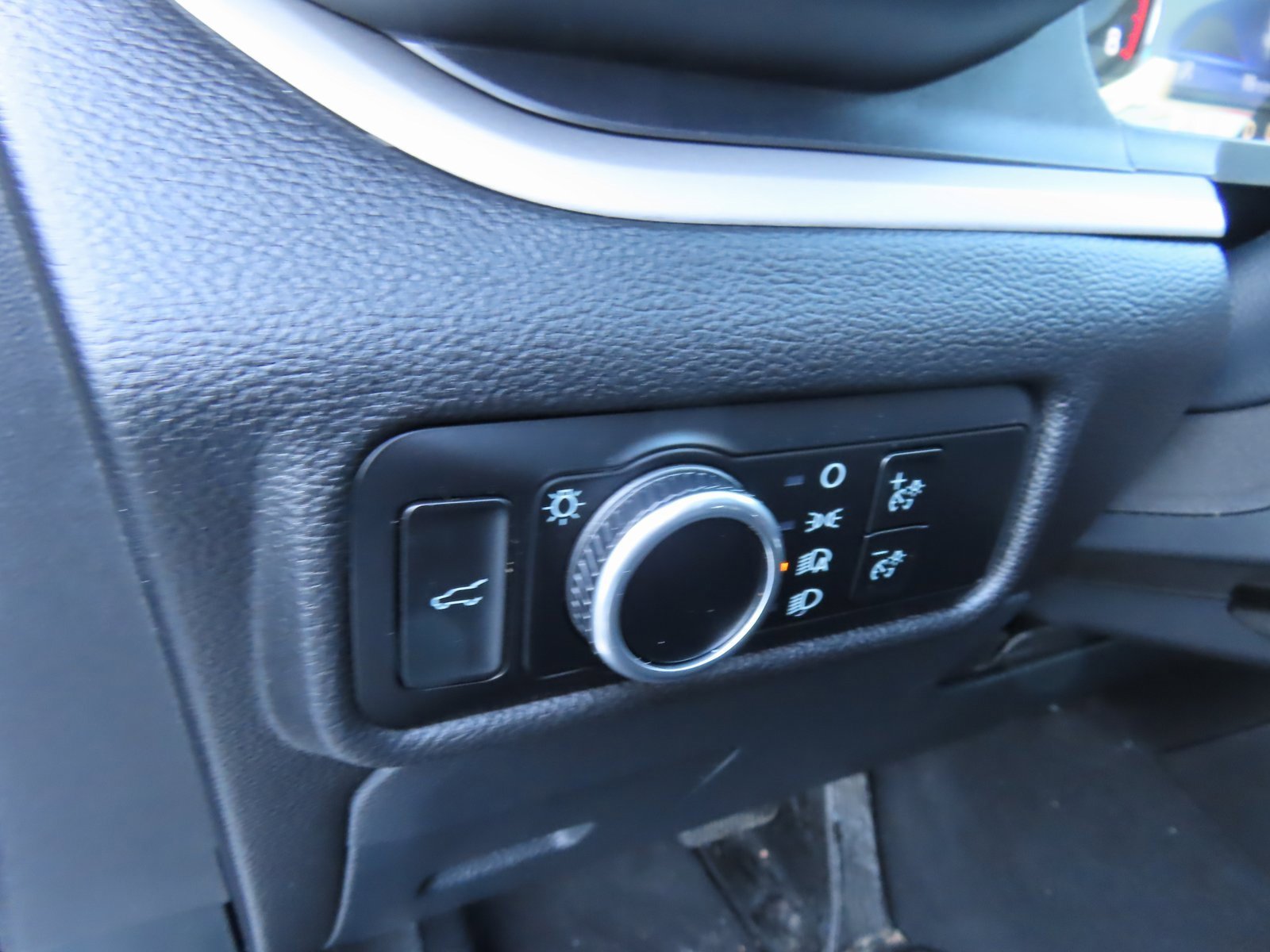 Used 2024 Ford Explorer XLT image 12