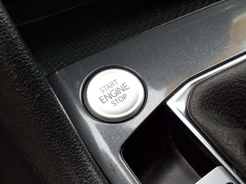 Used 2022 Volkswagen Tiguan SE w/ Panoramic Sunroof Package image 17